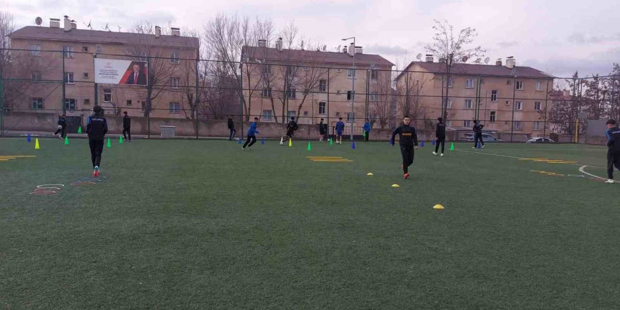 Muş’ta futbol antrenmanları sürüyor