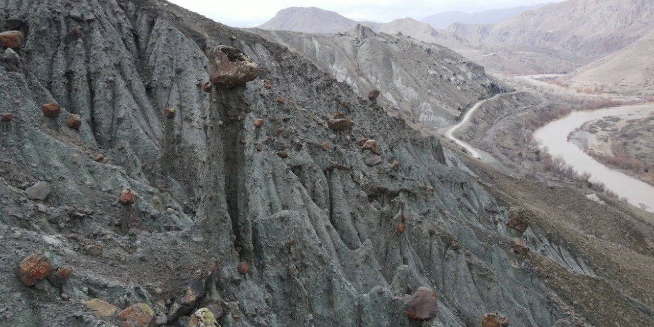 Erzincan’da peri bacalarını andıran doğal oluşumlar ilgi görüyor