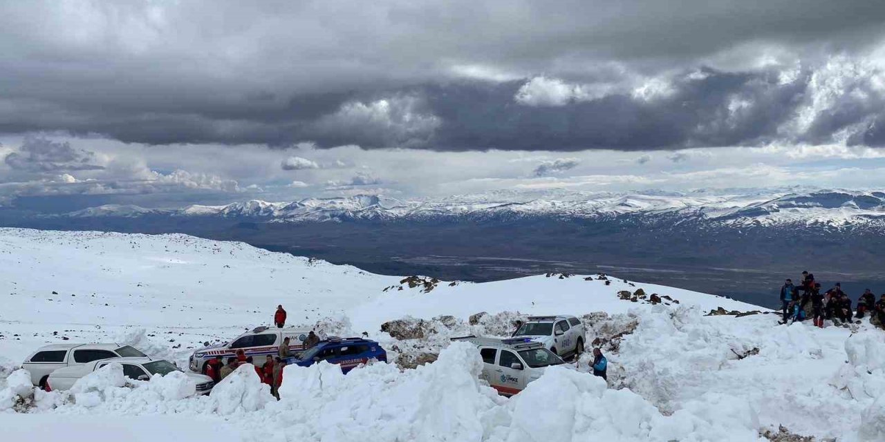 Ağrı Dağı’nda kaybolan kadın dağcıyı arama çalışmaları sürüyor