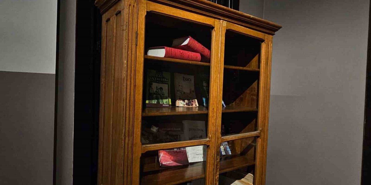 Elazığ’da 96 yıllık ahşap dolap,tarihin izlerini taşıyor