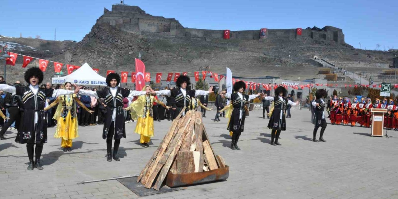 Kars’ta Nevruz coşkusu: Ateş yakıldı, halaylar çekildi