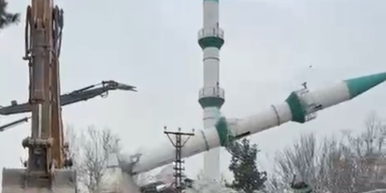 Malatya’da depremde hasar gören cami kontrollü şekilde yıkıldı