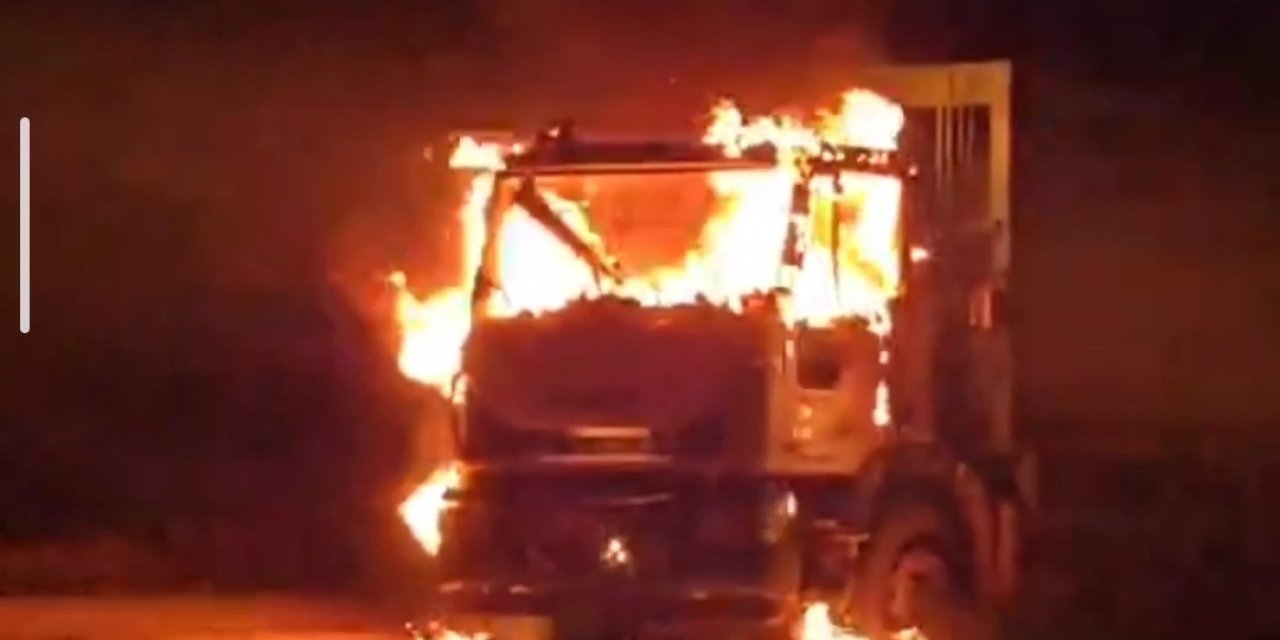 Van’da çöp kamyonu alev alev yandı