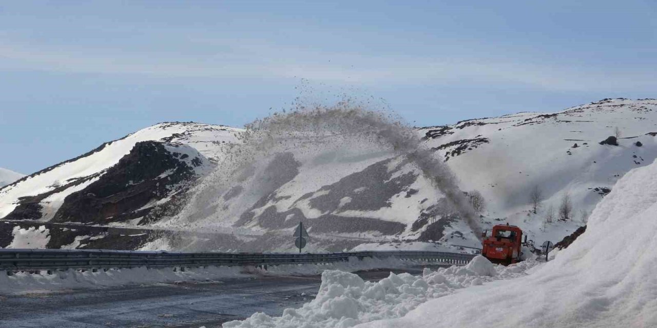 Kar ve tipi nedeniyle 4 aydır ulaşıma kapanan yol açılıyor