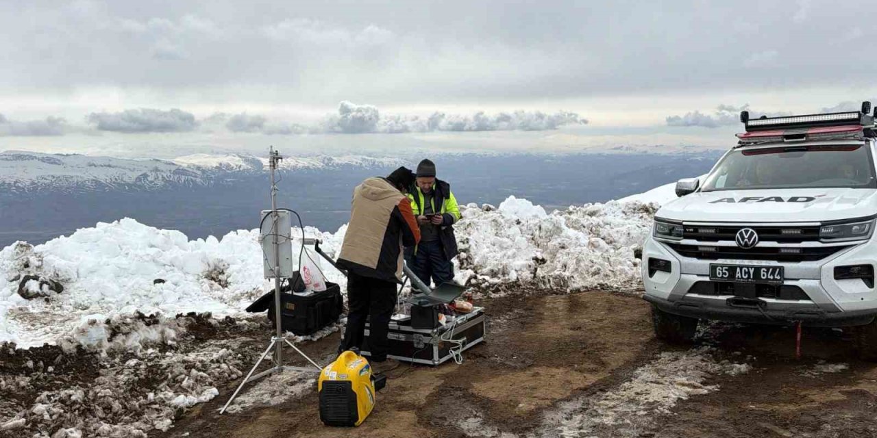 Ağrı Dağı’nda kaybolan dağcıyı arama çalışmaları 3’üncü gününde sürüyor