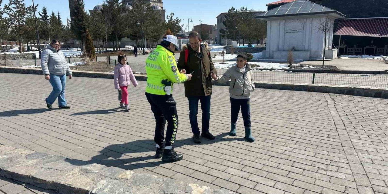 Kars’ta trafik güvenliği için bilgilendirme çalışması