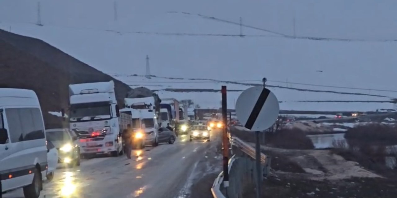 Yüksekova’da heyelan karayolunu yuttu, ilçenin çevre illerle ulaşımı kesildi