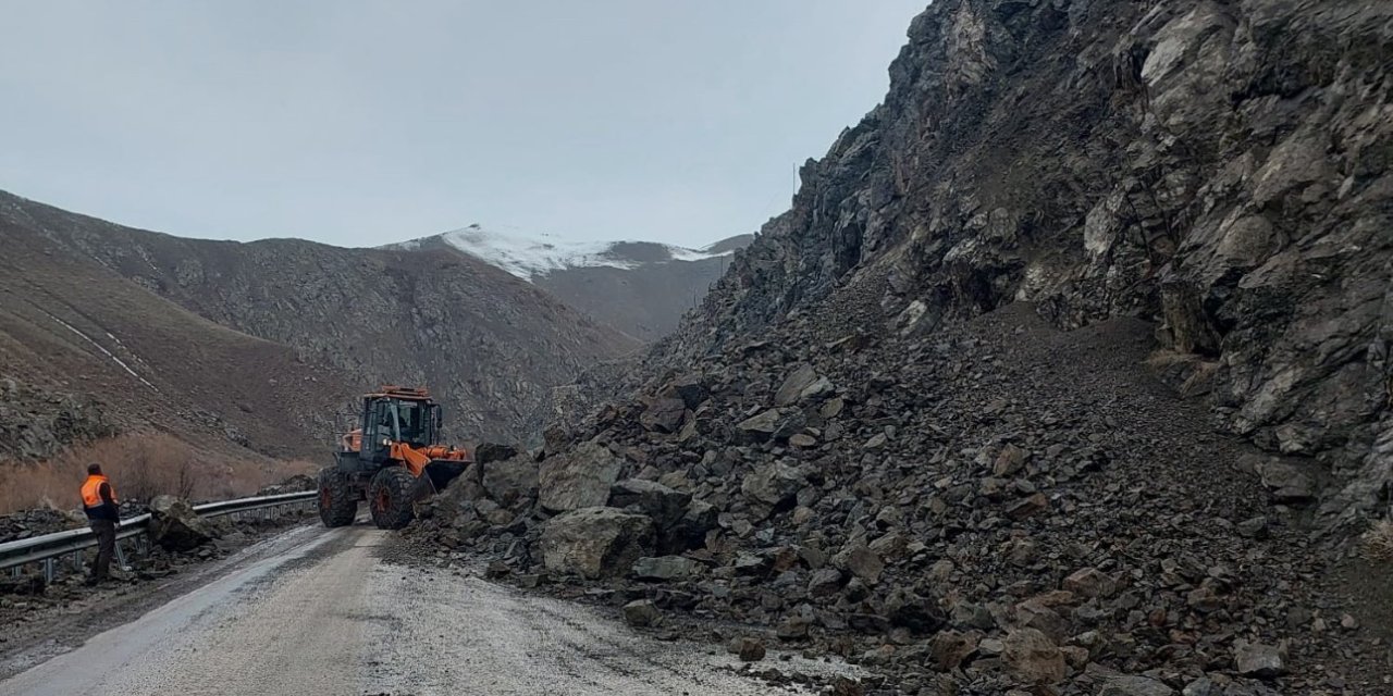 Yüksekova-Van kara yolu kontrollü şekilde geçişlere açıldı