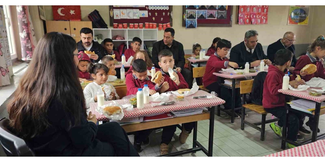 Müdür Bozyel’den köy okulu öğrencilerine döner ve ayran sürprizi