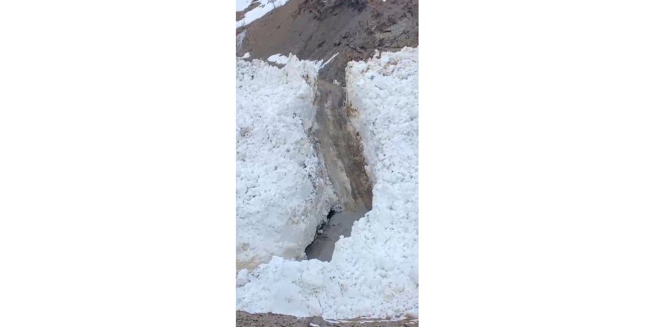 Hizan’da köy yoluna çığ düştü