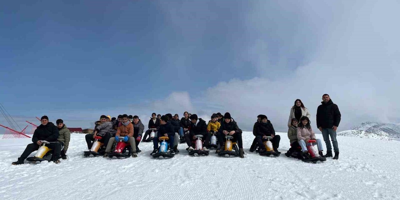 Öğrenciler kayak merkezinde doyasıya eğlendi