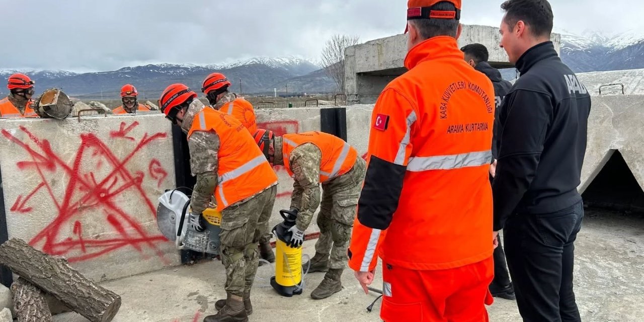 Erzincan’da "Enkazdan yaralı tahliye ve çadır kurma yarışması" düzenleniyor