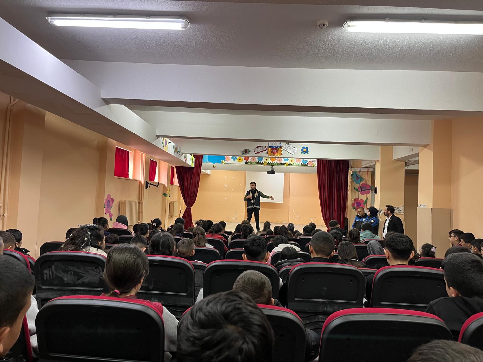 Karslı gençler siber tuzaklara karşı uyarıldı!