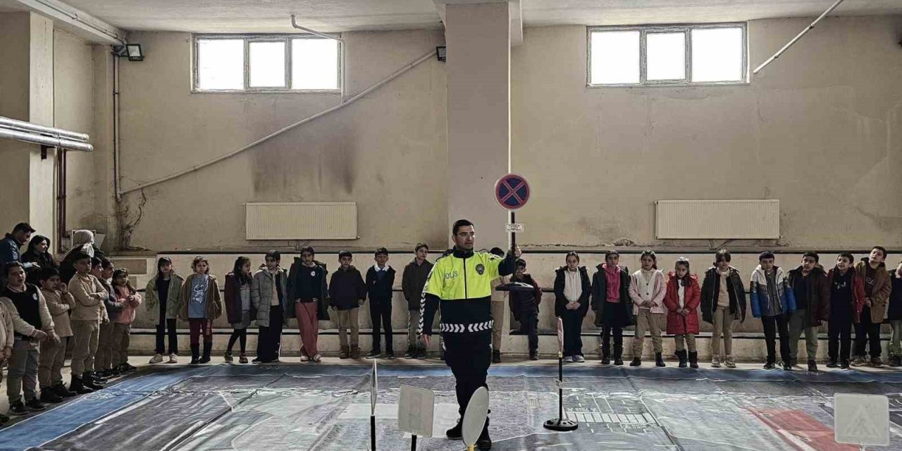 Digor’da öğrencilere uygulamalı trafik eğitimi verildi