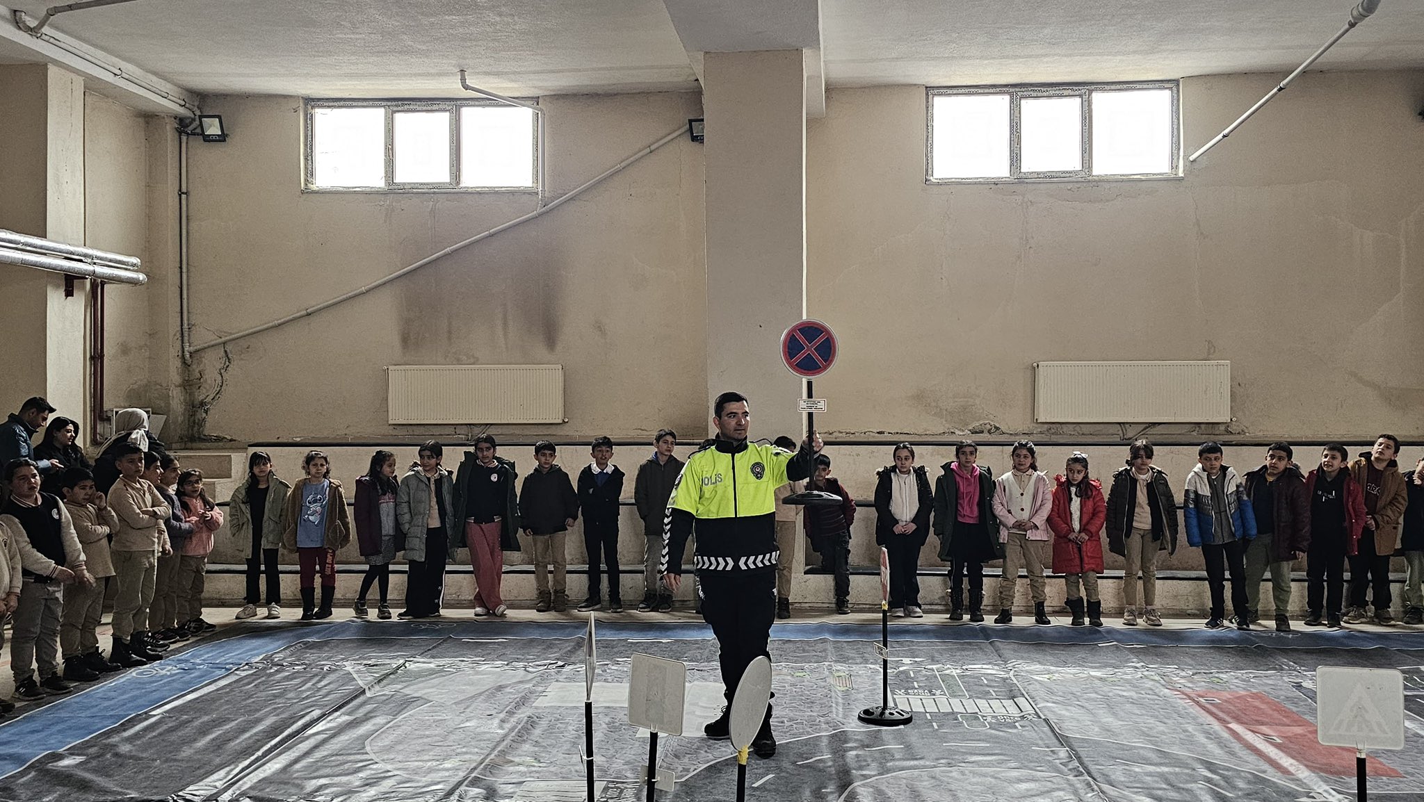 Kars'ta miniklere parkurlu trafik dersi