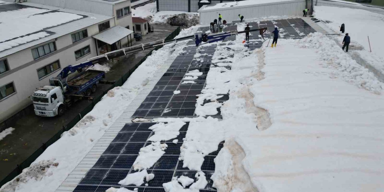 Bitlis OSB’deki çatıda kar yüküne karşı vinçli çözüm