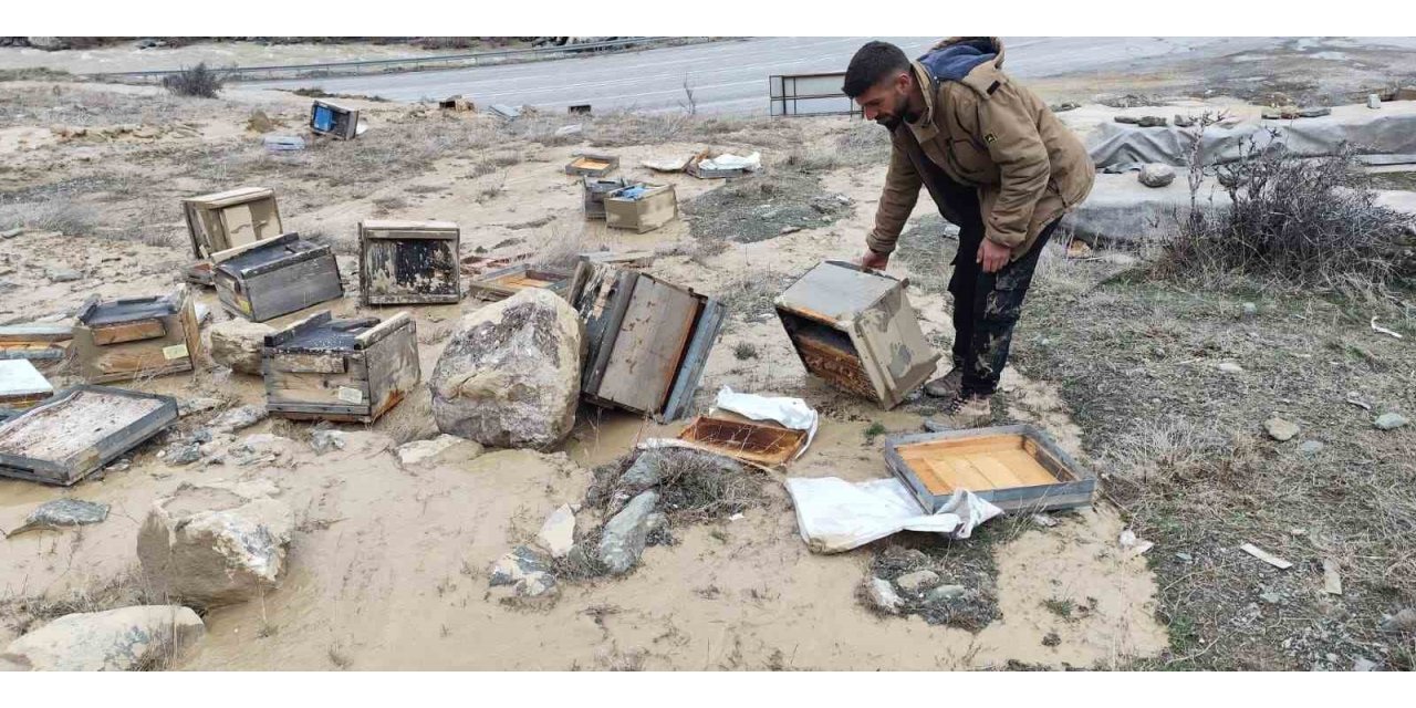 Hakkari’de selde 150 kovan zarar gördü