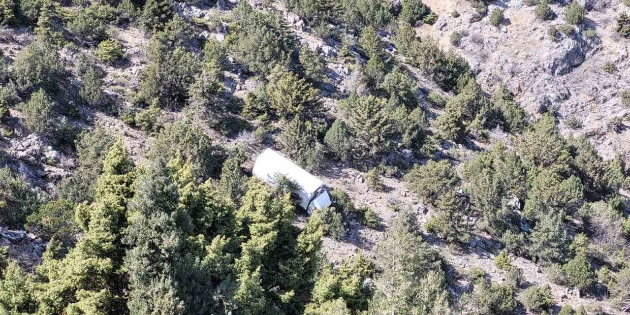 Kemaliye’de freni patlayan kamyon uçuruma yuvarlandı