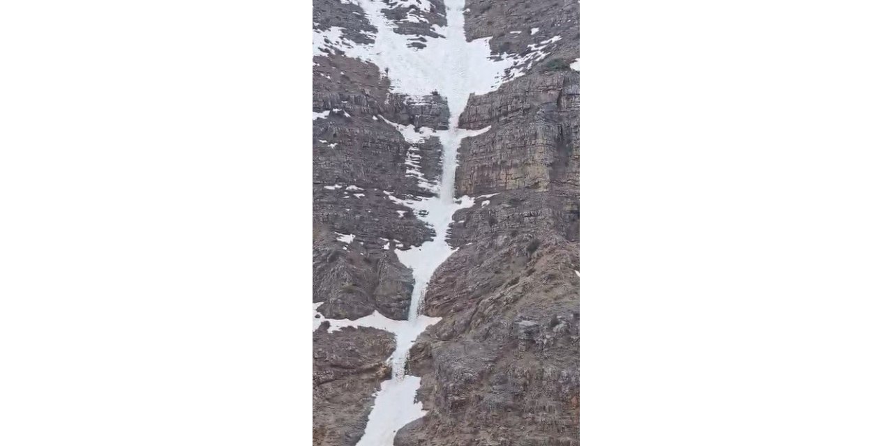 Kemaliye’de "kar şelalesi" görüntülendi