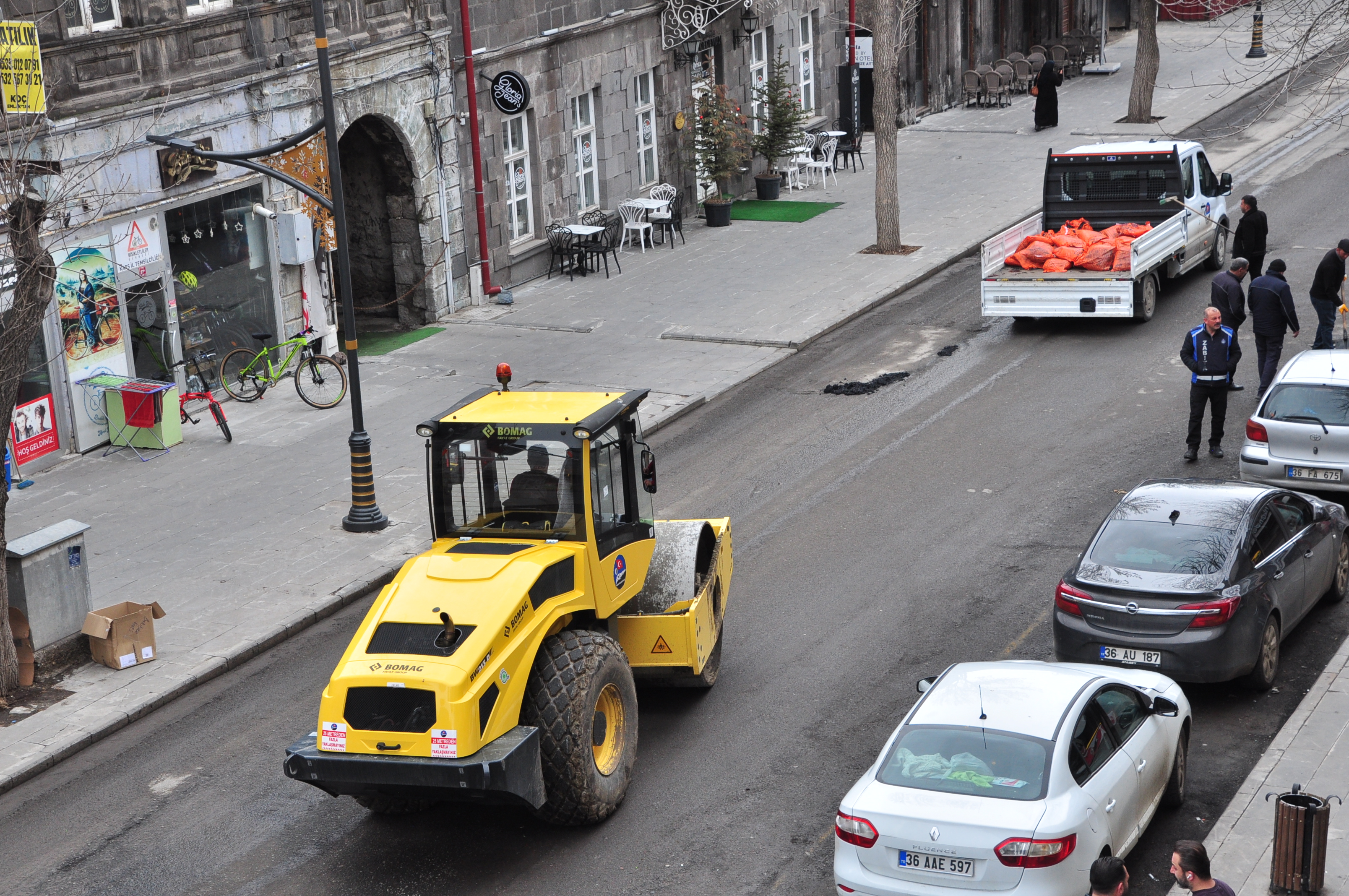 Kars'ta soğuk asfalt yama çalışması başladı