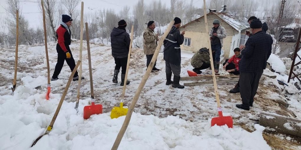 Hakkari Durankaya’da ahır çöktü 5 hayvan telef oldu