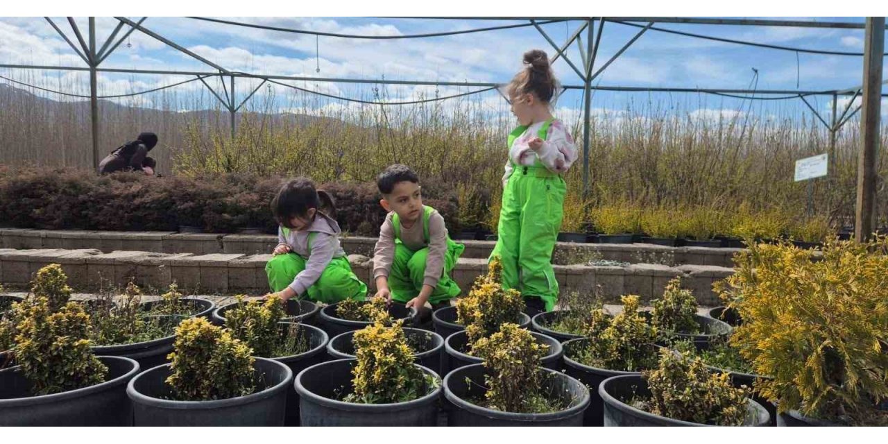 Elazığ’da minik öğrenciler fidanlıkta doğayla buluştu