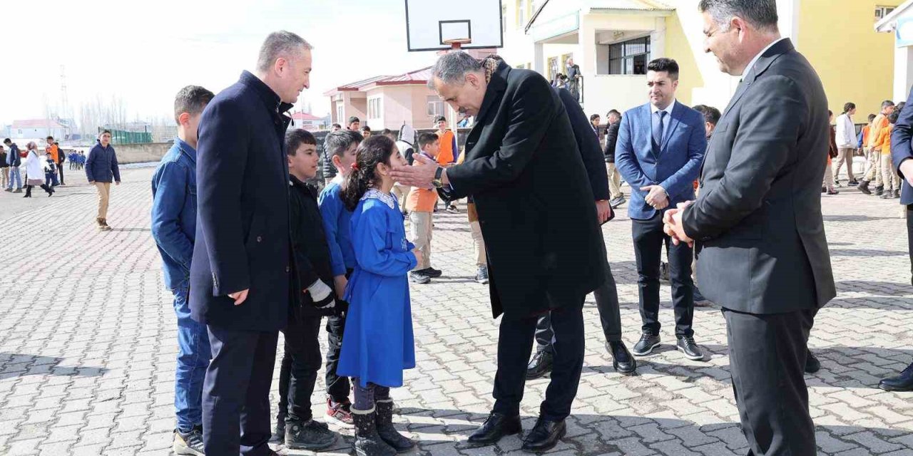 Ağrı Valisi Bozkurt, okullarda incelemelerde bulundu
