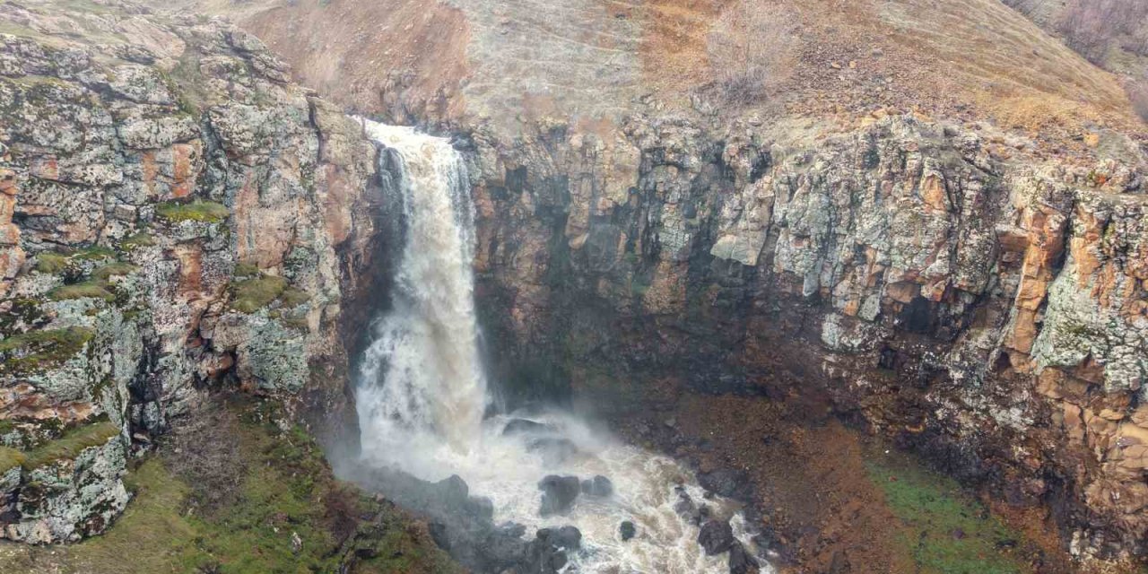 Muş’ta kar sularının erimesi ile şelale ve akarsular coştu