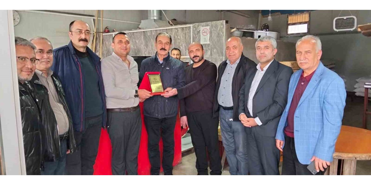 Fazla yardımı kabul etmeyen esnafa örnek davranış plaketi