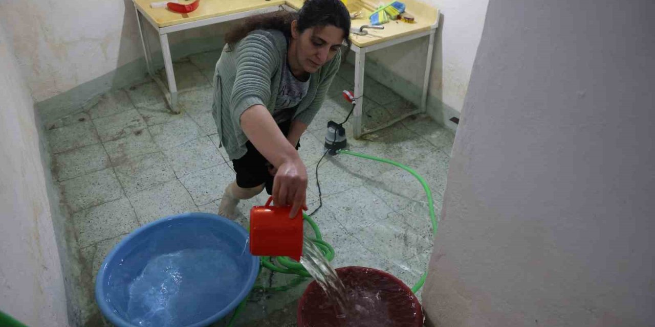 Yeraltı kaynakları dolunca sular, evlerin altından çıkmaya başladı: 40 evin bodrumunu su bastı