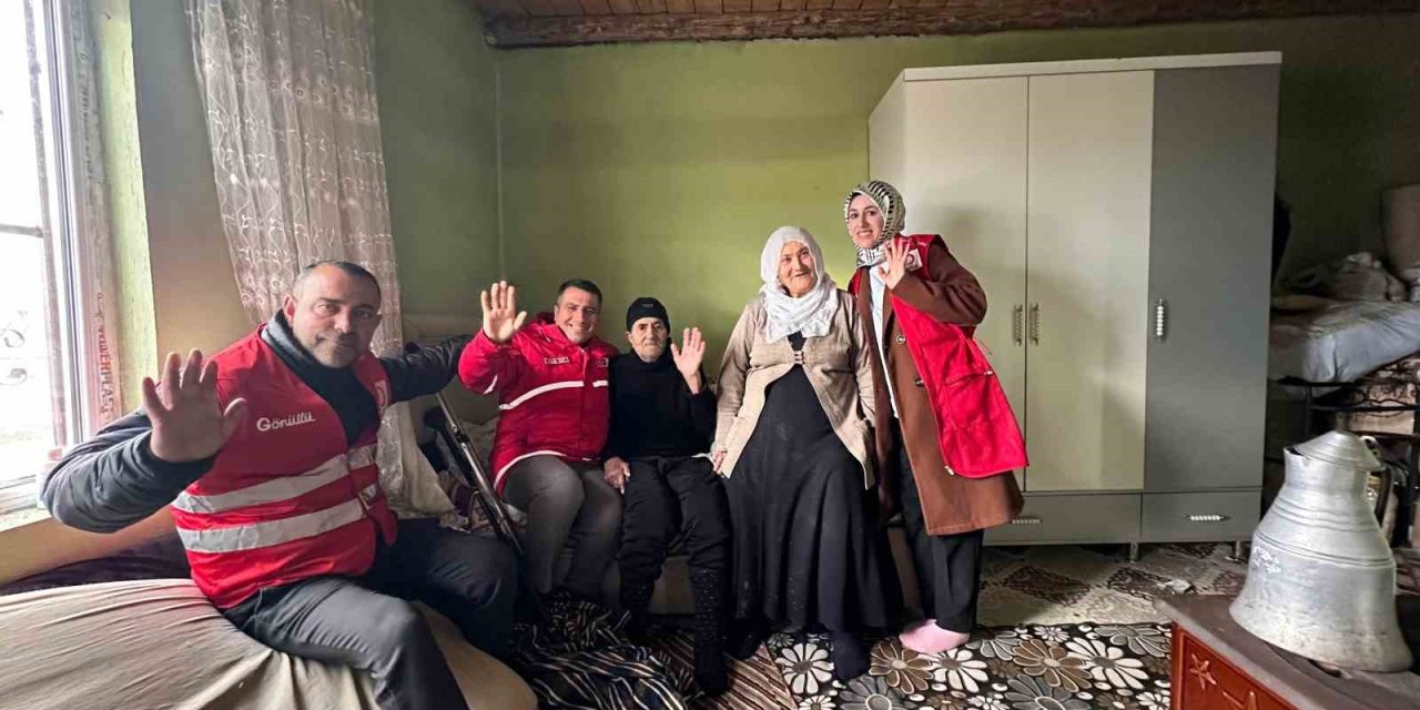 Kızılay Muradiye Şubesinden yaşlılara ziyaret