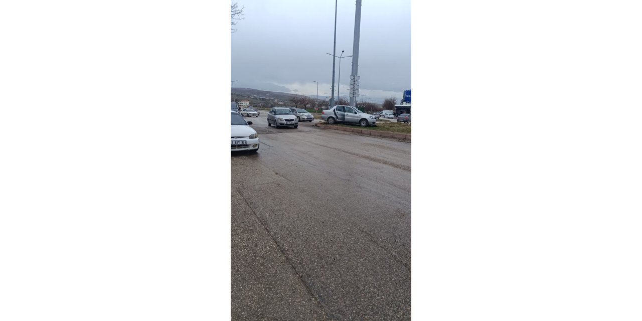 Elazığ’da otomobiller çarpıştı: 3 yaralı