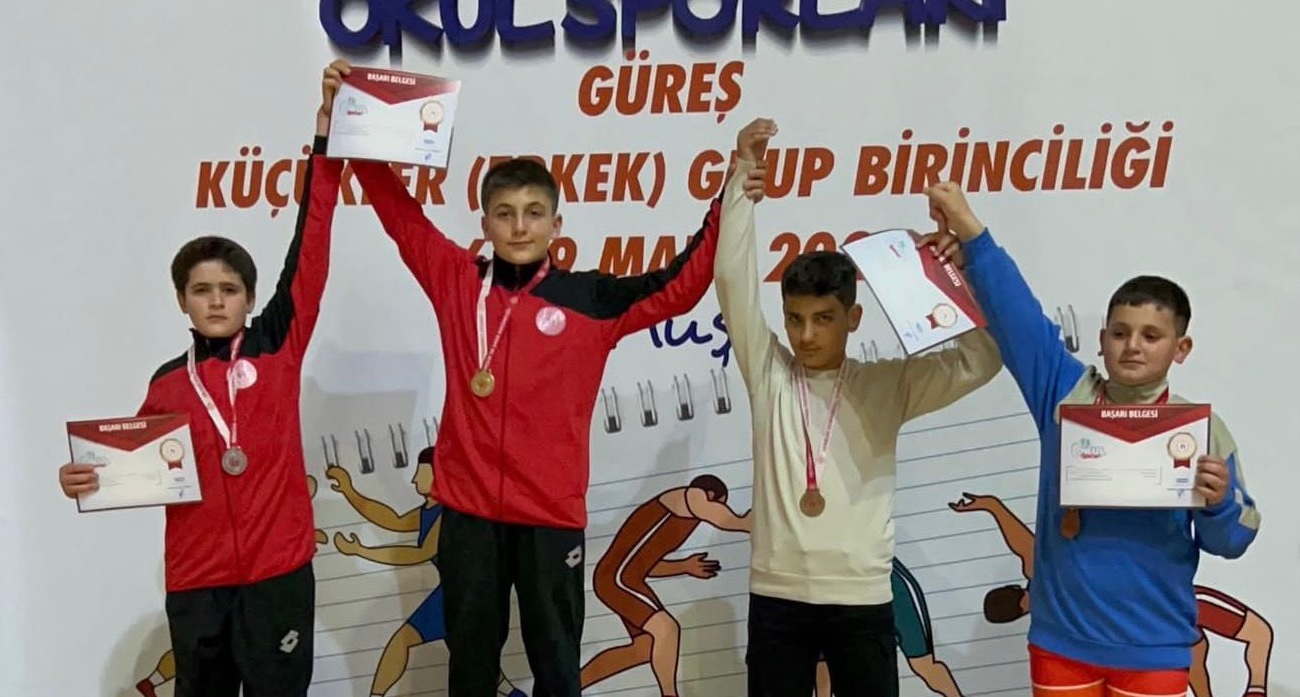 Karslı genç güreşçiler Muş’ta göğsümüzü kabarttı: İki bölge şampiyonluğu
