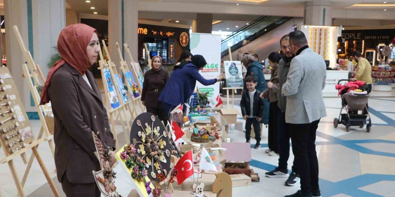 Minik ellerin doğaya dokunuşu