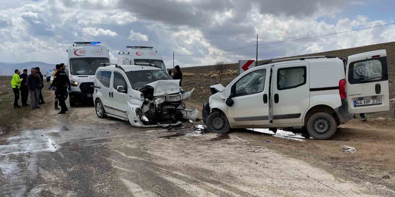 Malatya’da iki araç kafa kafaya çarpıştı: 4 yaralı