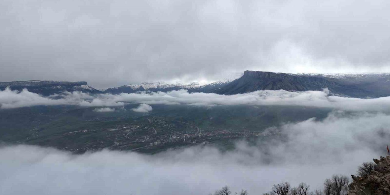 Derecik’te sisli manzara mest etti