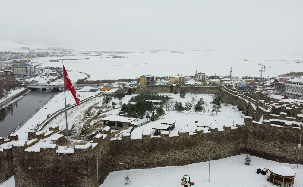 Beyaza bürünen Ardahan Kalesi havadan görüntülendi