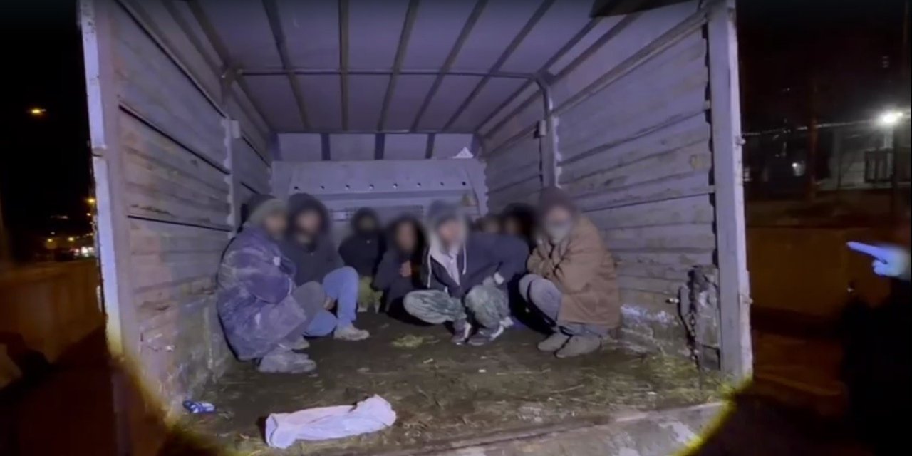 Kars’ta kamyonet kasasından 12 kaçak göçmen çıktı: 4 organizatör tutuklandı