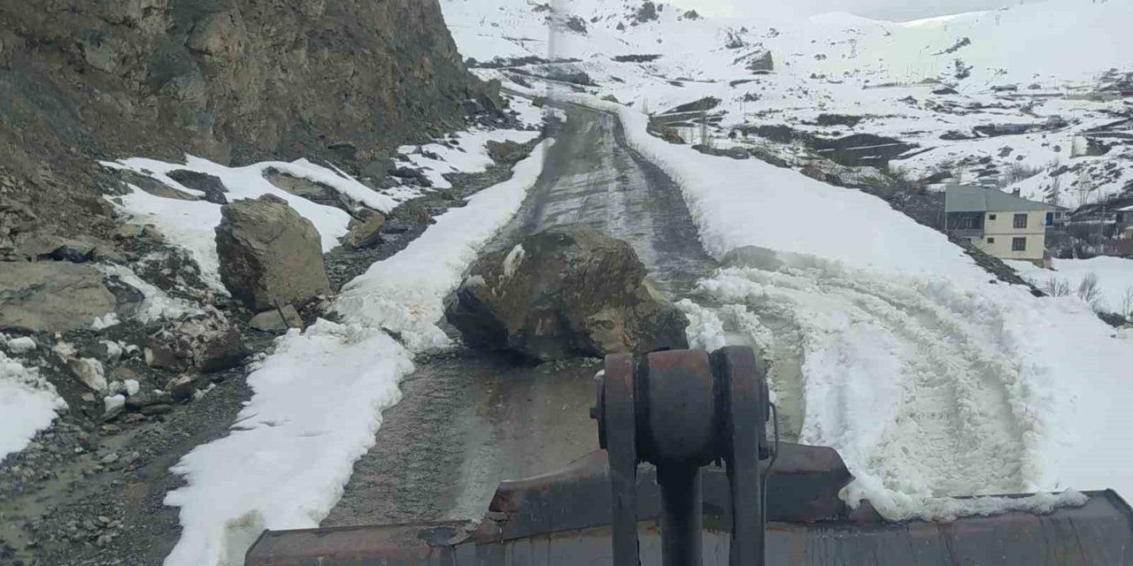 Yeni Mahalle yoluna düşen kayalar temizlendi