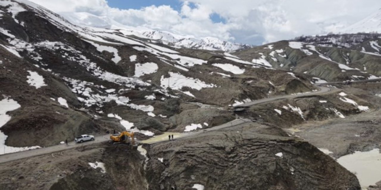 Bingöl’de heyelan sonucu çöken ve kayan yolda çalışmalar başladı