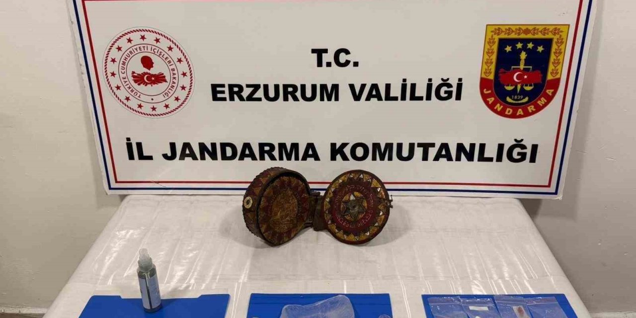 Jandarma Erzurum’da ceylan derisi üzerine yazılmış altın işlemeli Tevrat yakaladı