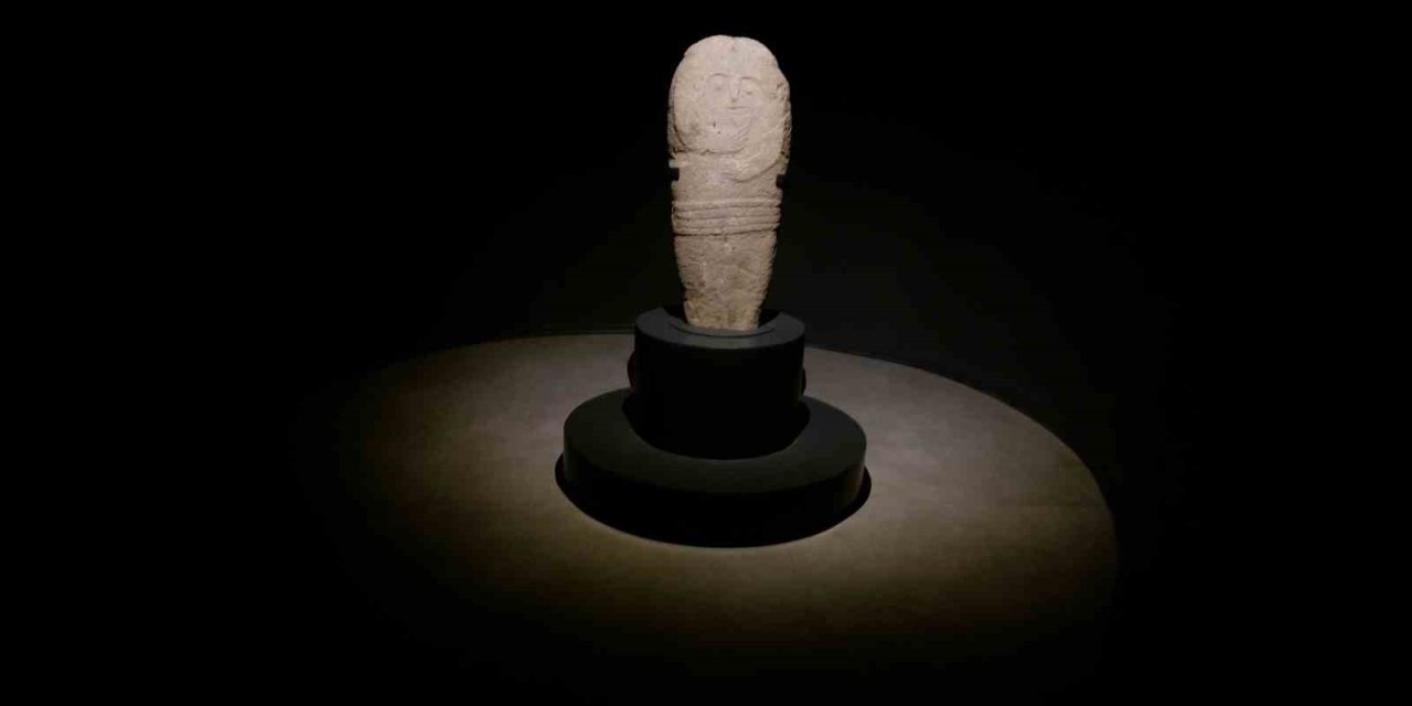 Erzurum’da bulunan 2 bin 500 yıllık ‘taş baba’ heykeli ziyaretçilerin ilgi odağı oldu