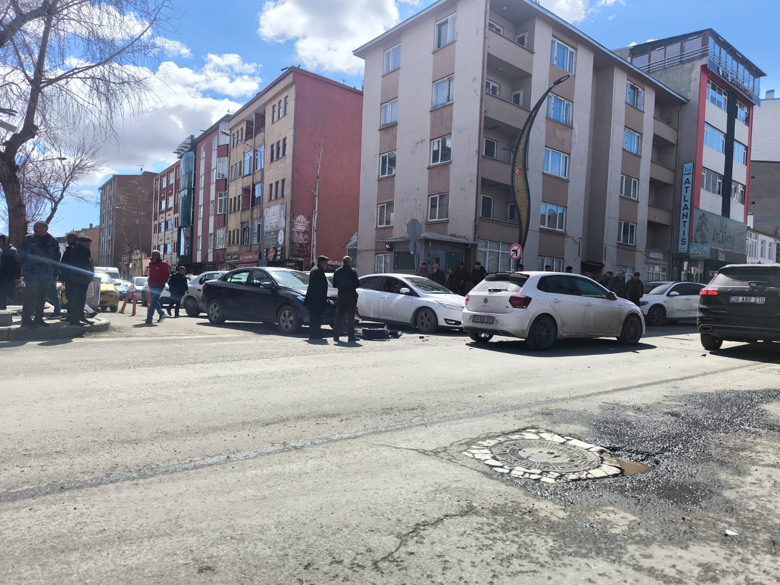 Kars’ta iki otomobil çarpıştı