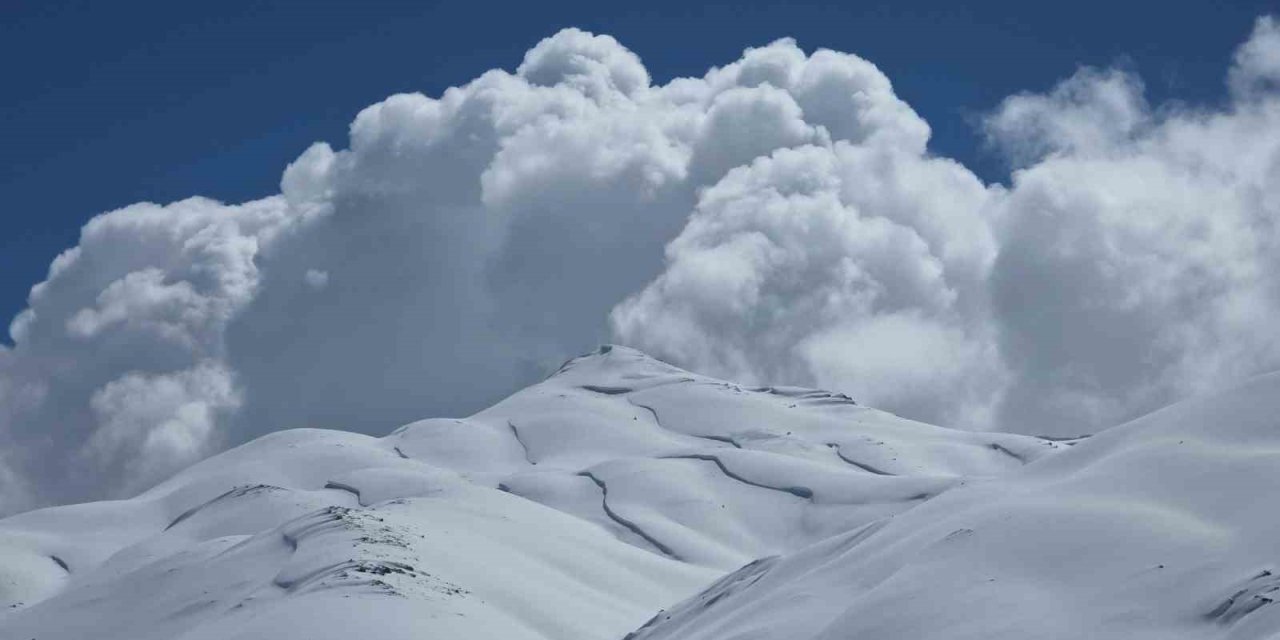 Van’ın yüksek kesimlerinde kar güzel manzaralar oluşturdu