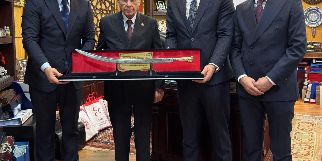 Başkan Yurdagül, Bahçeli’ye Osmanlı döneminden kalma kılıç hediye etti