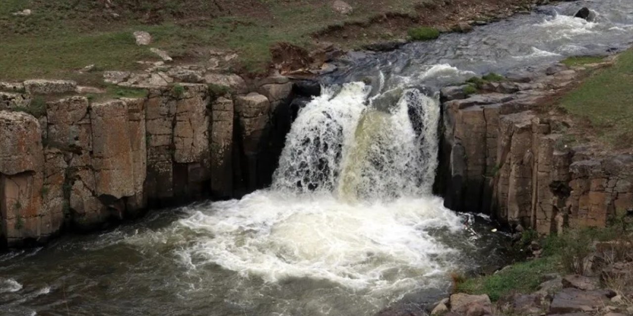 Diyadin’de saklı güzellik yıldızlı şelalesi baharla coştu