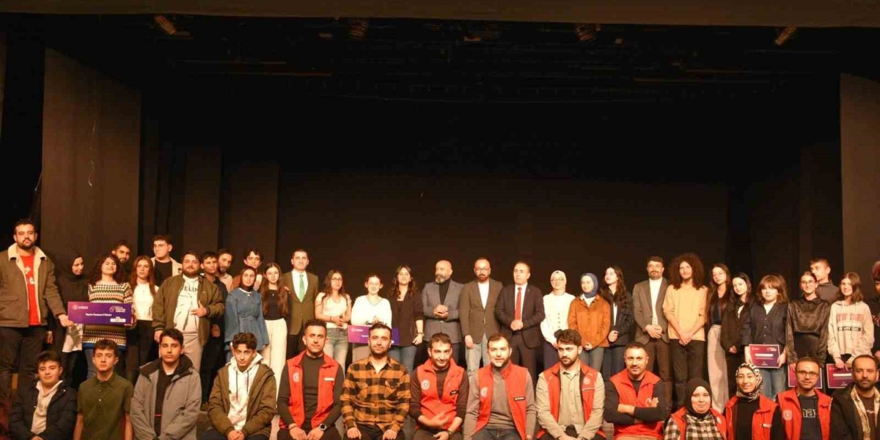 Tiyatro yarışmasında ipi Demir Ateşi göğüsledi