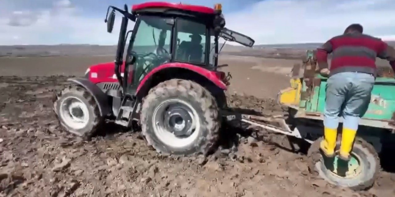 Kars’ta çamura saplanan traktörler güçlükle kurtarıldı