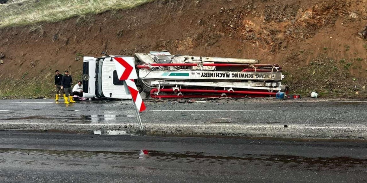 Elazığ’da beton pompası yan yattı: 1 yaralı