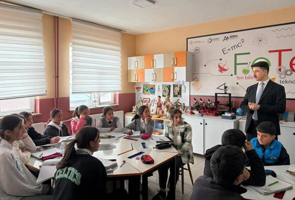 Digor Kaymakamı Kahraman’dan Köy Okuluna Ziyaret